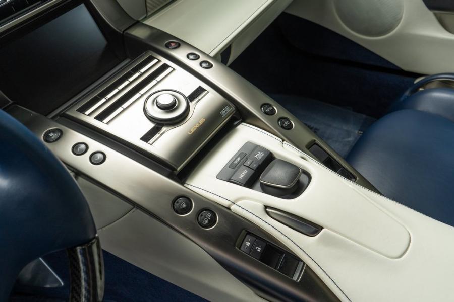 Детали интерьера Lexus LF-A (108) 2012 года  (фото 21 из 34)